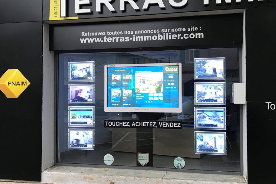 Agence immobiliere vitrine tactile